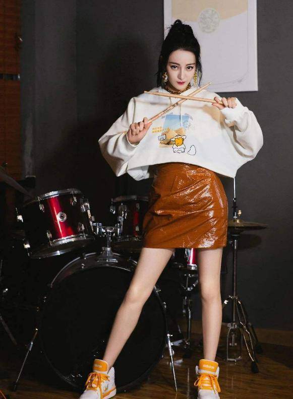 迪丽热巴仗颜值高真敢穿!