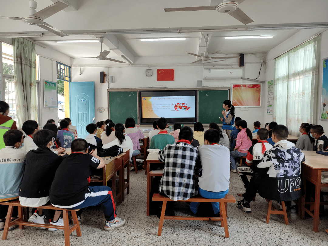 局鸿尾司法所在鸿尾中学开展了"禁毒防艾知识进校园"主题普法宣传活动