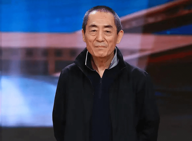 张艺谋驾驶豪车现身工作室,步伐矫健身轻如燕,看不出来已72岁了