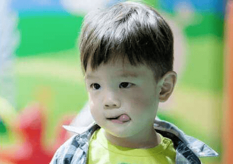 "吴所谓"这个名字已经够随便了,得知赵丽颖儿子的名字,我服了_孩子