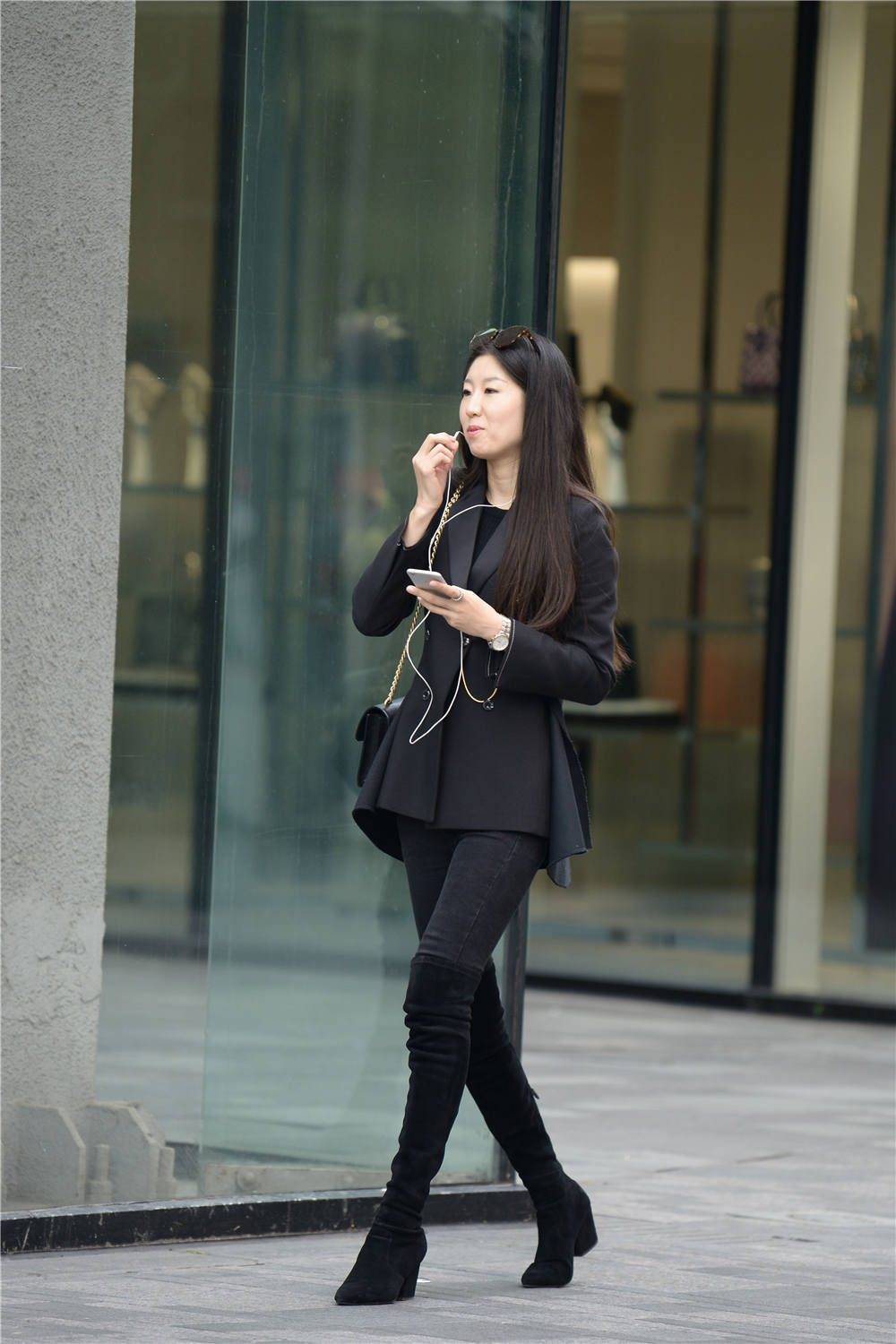 黑色过膝长靴,楔形鞋跟,搭配深灰色紧身牛仔裤_美女_效果_款式