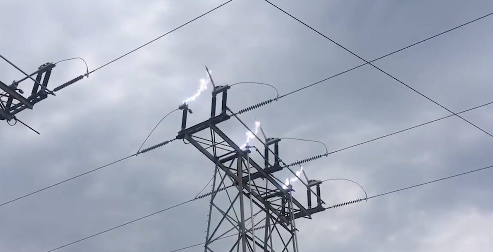 将高铁网电线搭在铁轨上,能把电传多远?_危害_全国_导电性