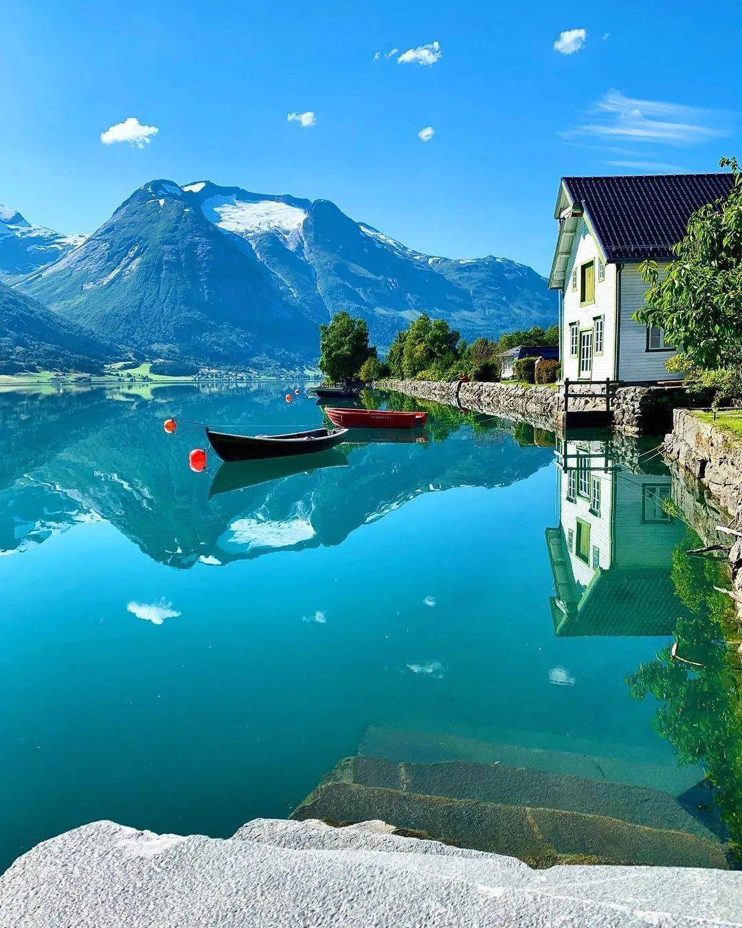 photo by ins@unnida小船与它的水中倒影不只是美丽相映,更是美丽相随