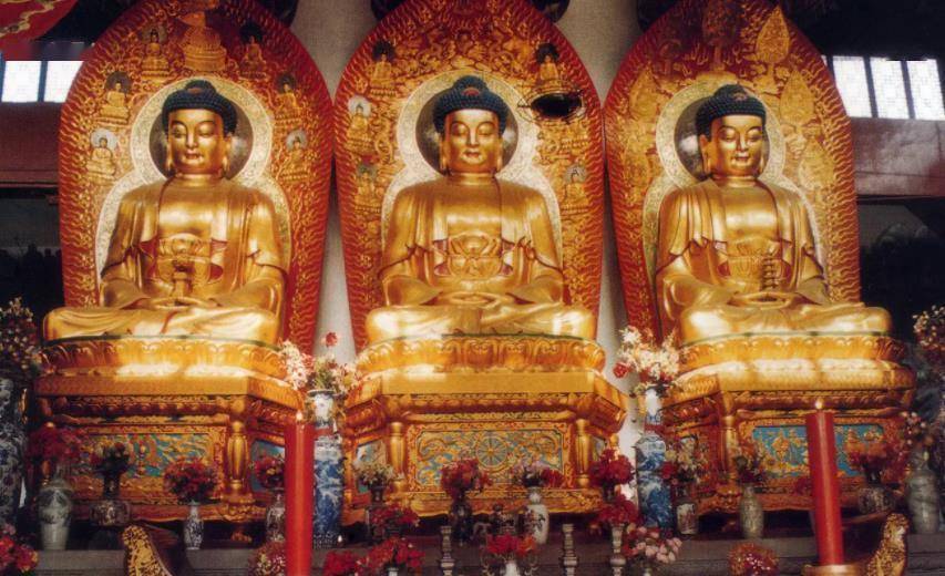 有的大雄宝殿中不是一尊佛像而是三尊,中间一尊释迦牟尼佛,左边是药师
