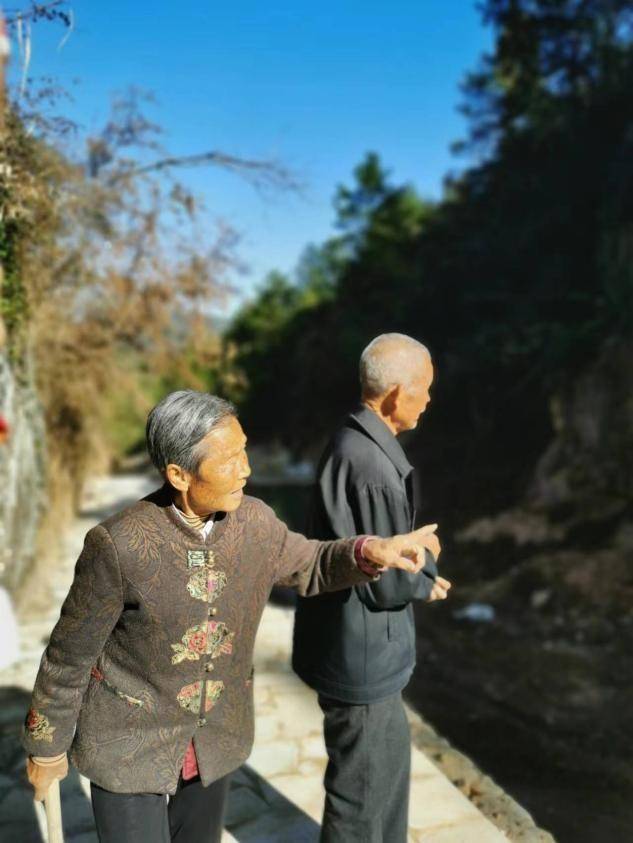 这位老人名叫张爱华,从桃李之岁到耄耋之年,初心不改.