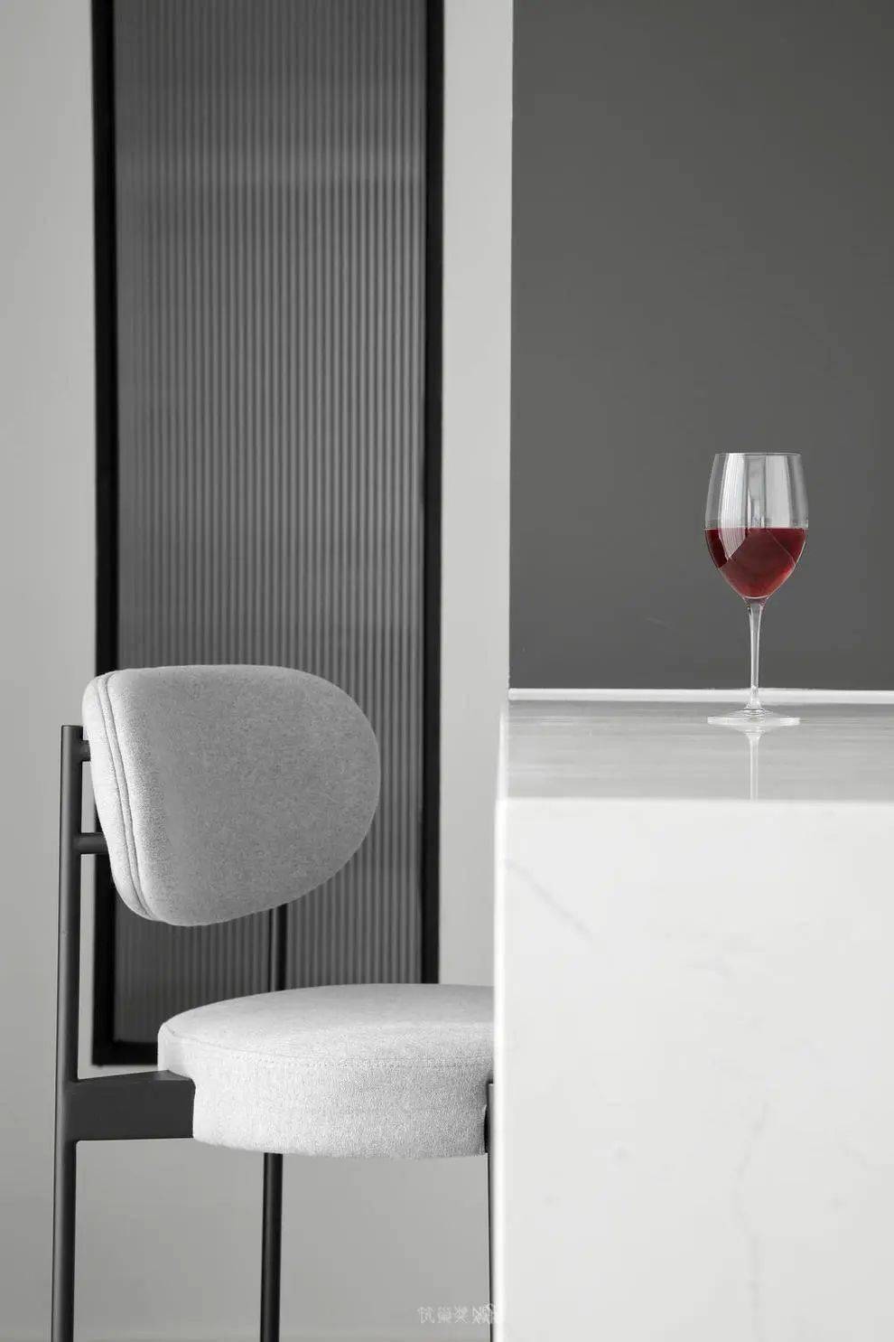 卫生间采光长虹玻璃门的运用恰当好处,吧椅选择同餐厅一致的灰色系,既