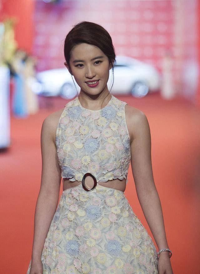 刘亦菲真是"神仙姐姐",那么土的红配绿礼裙,穿起来