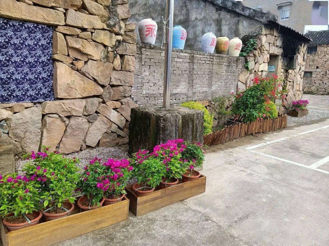 临海市汇溪镇浚头村镇东村美丽庭院以"田田流水稻花香"为主题,通过对