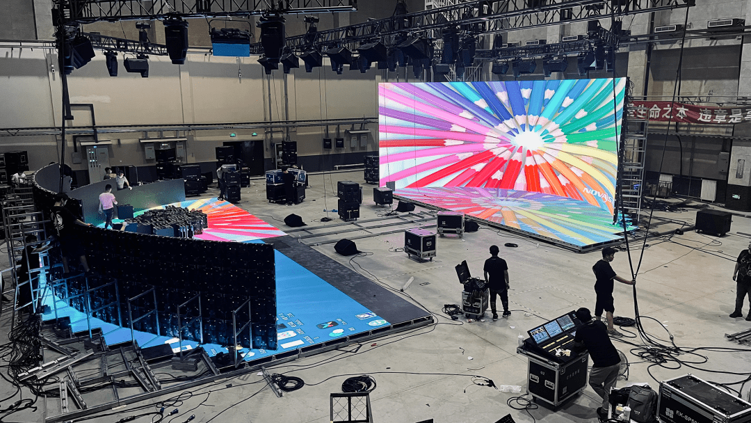 在以虚拟xr为技术手段的系统中,搭建了主副两组弧形led屏舞台,评委台