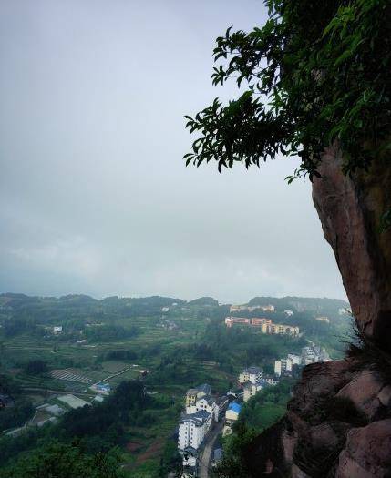 旅游风光：重庆市綦江白云观，山势险峻，峭壁千仞