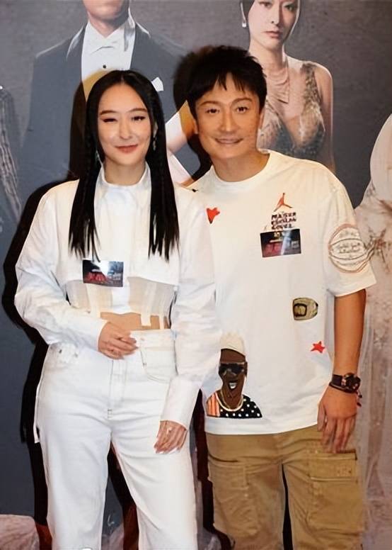 陈滢称当日是方力申和朱晨丽在一间有泳池的总统套房拍摄亲热戏,她们