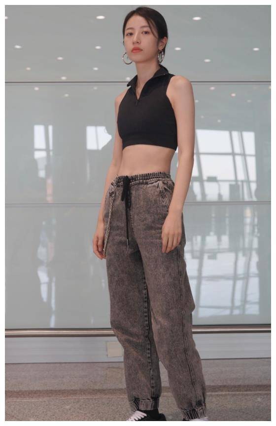 敢穿这么土的裤子也就周雨彤了,轻松穿出高级感,一般人驾驭不了
