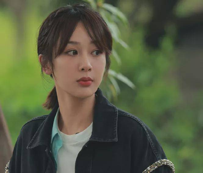 67杨紫《向往的生活》素颜首曝光,皮肤水润有光泽,法令纹明显_眉毛