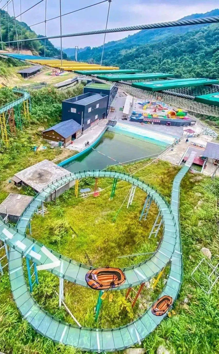 在黑麋峰滑翔伞基地,奔跑助力,双脚缓缓离开地面,你可以飞上天空感受