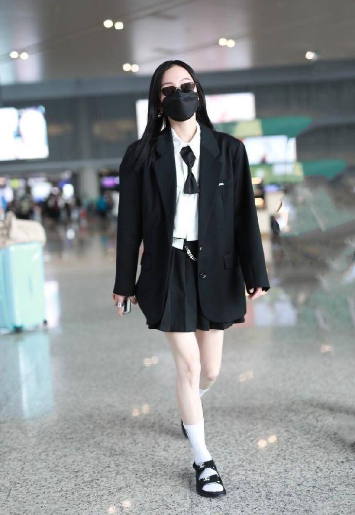 38岁张韶涵上完电视更洋气,穿西装配凉拖,倒挂蝴蝶结真调皮_时尚_黑色