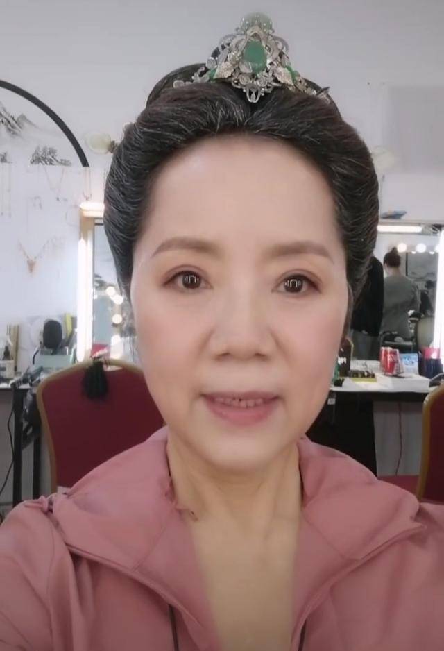 老演员才够真实,刘芳在后台化妆,素颜照是老但气质优雅!