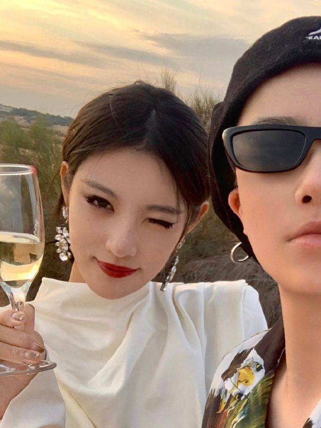 风格类ins的小性感自然风,据传李爽还借过李艺璇的钱,给gyokuu的车贷