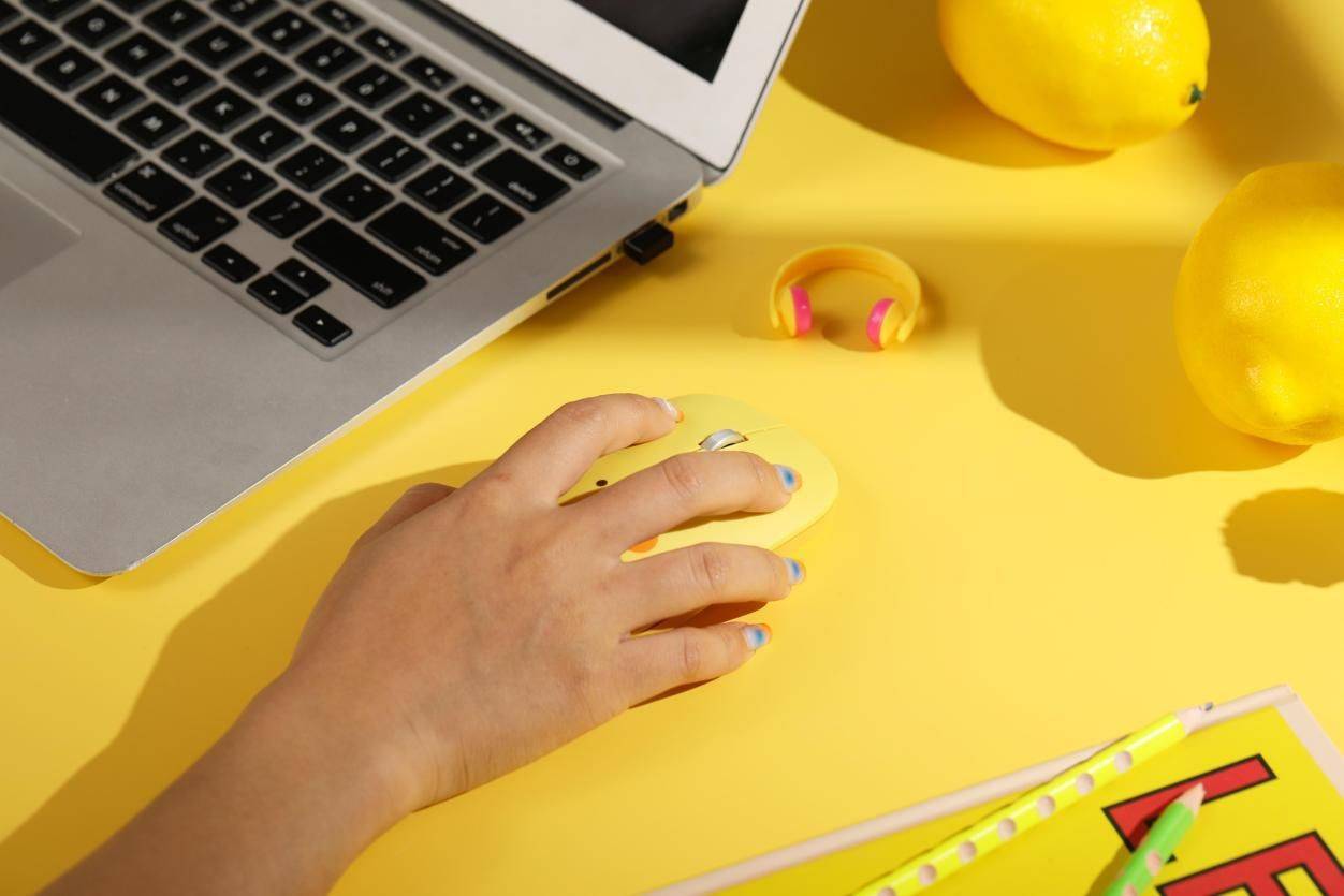 这个鼠标有点黄,但是很可爱——绿联鸭梨黄001鼠标上手评测