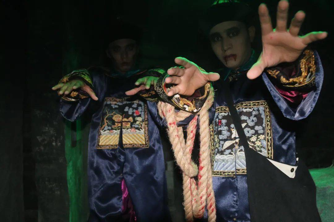 僵尸倾巢出动,嗜血而来妖风四起,鬼门大开月蚀之夜,阴阳交汇只要你够