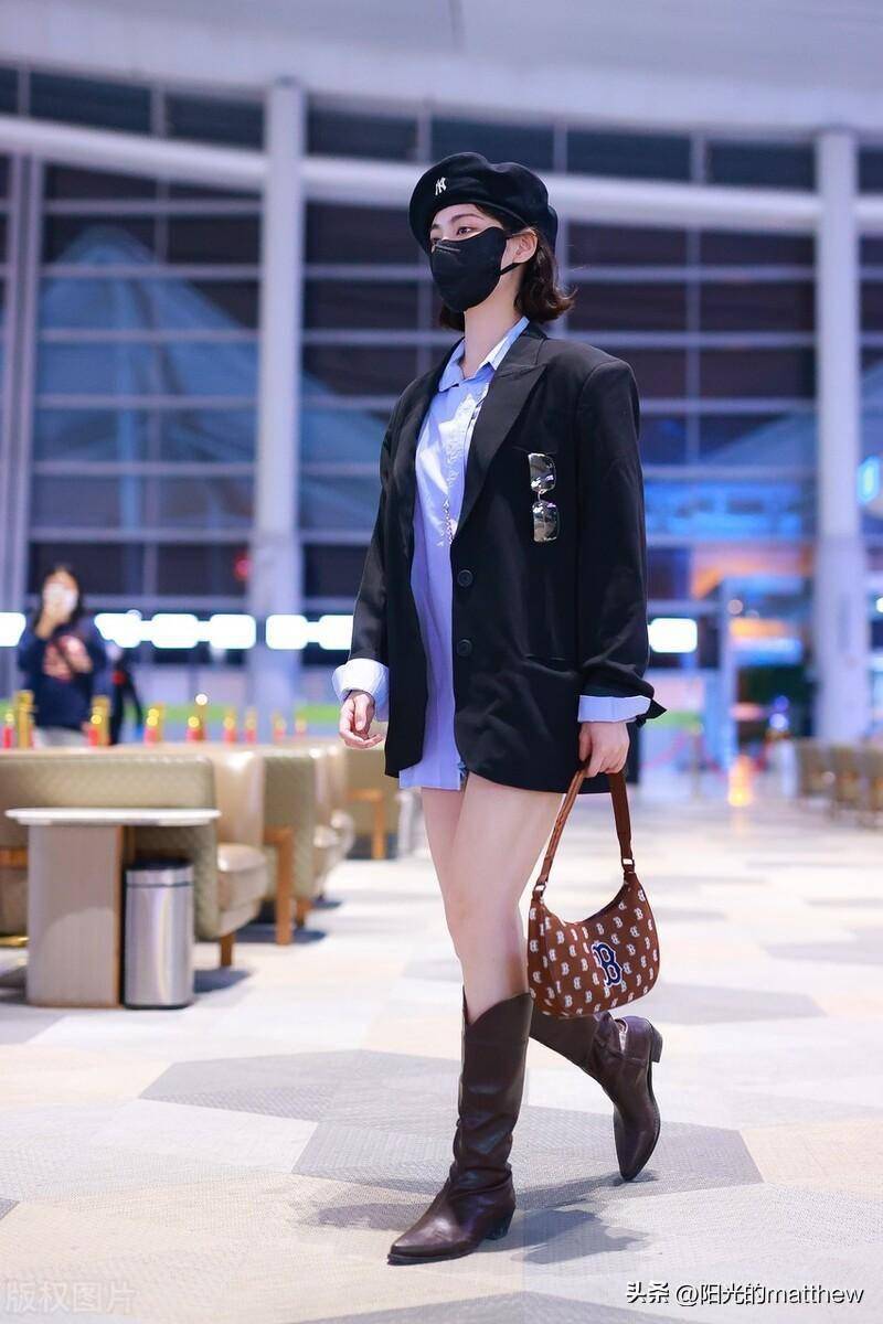 许佳琪现身上海机场,身着驼色长靴帅气俊朗