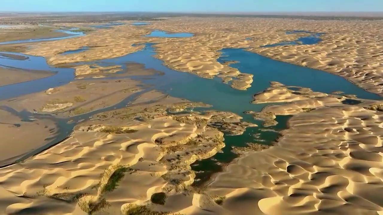 连线拍摄塔克拉玛干沙漠湖泊的当地摄影师:第一次见,很奇特_尉犁县