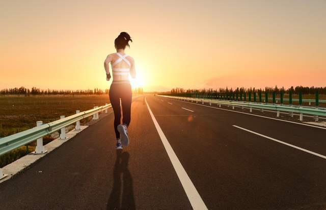 坚持晨跑,真正让你走远的是自律和坚韧_教练_阳光_生活