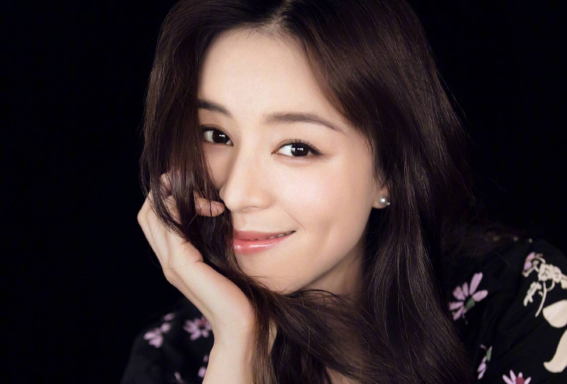 张静初自曝素颜近况,晒餐食被指不健康,还被吐槽披头散发_尹正_漂亮