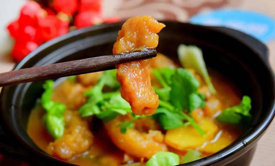 砂锅酥肉——准备食材:里脊肉一小块,大葱1根,老姜一块,精盐,十三