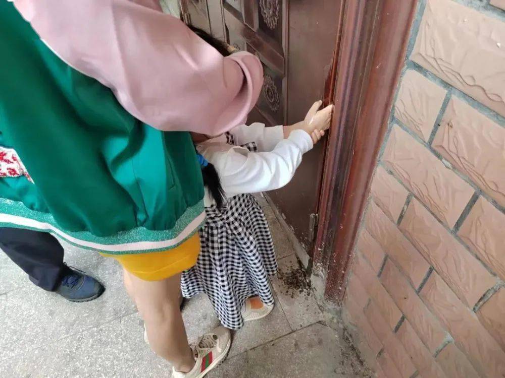 义乌民警对着5岁女孩亮出了手铐,女孩外婆却感激不尽:太谢谢了!