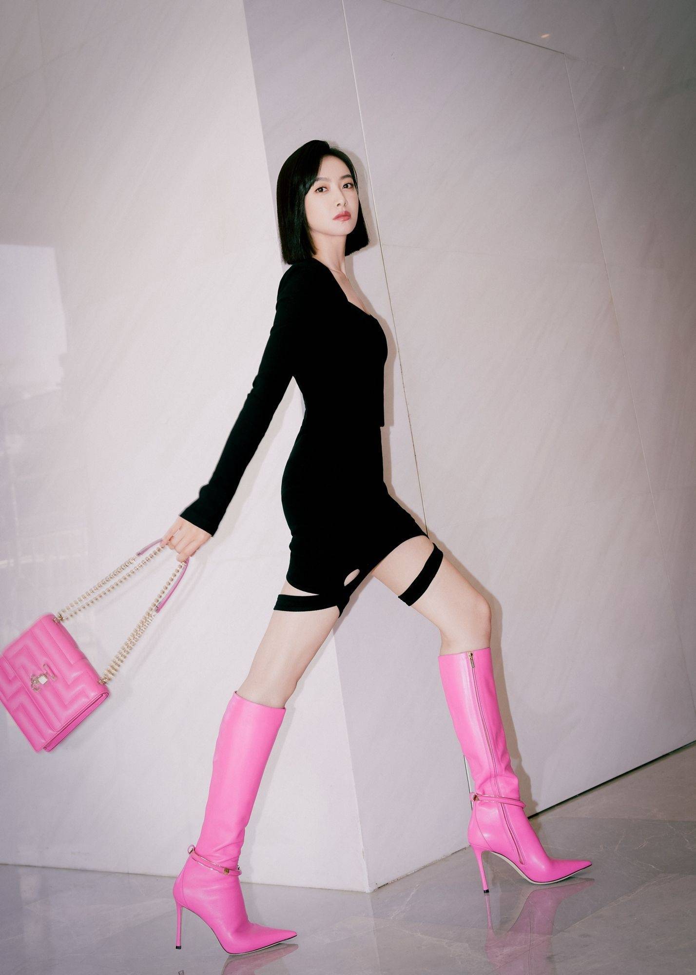 宋茜黑色连衣裙粉红长筒靴性感写真