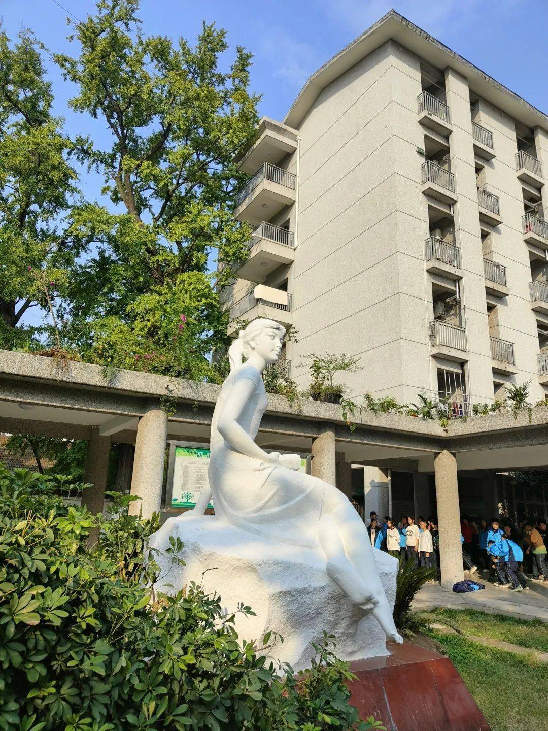 孝泉中学是孩子释放压力的秘密基地被阳光沐浴的走廊怡似红花遇彩阳