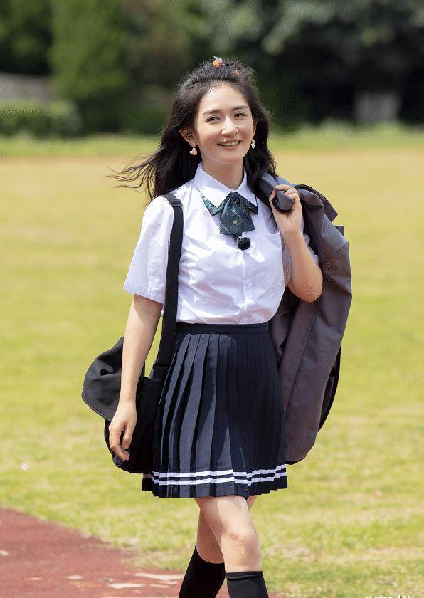 本以为谢娜不适合穿jk裙,谁料穿上后:39岁美回19岁_少女_感觉_黑色