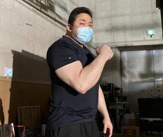 51岁马东锡和小17岁妻子领证,女方是健身教练,身材超养眼_芮呈和_因为