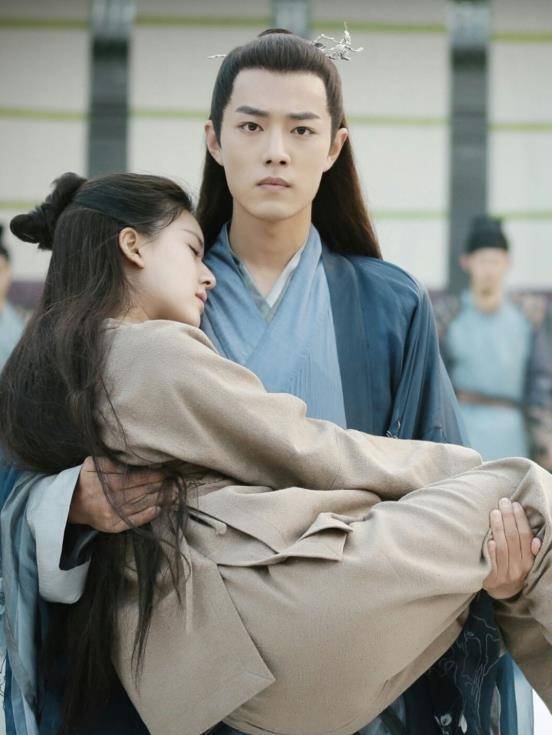 肖战抱孟美岐吃力,抱她却轻松自如_赵露思_体重_时间