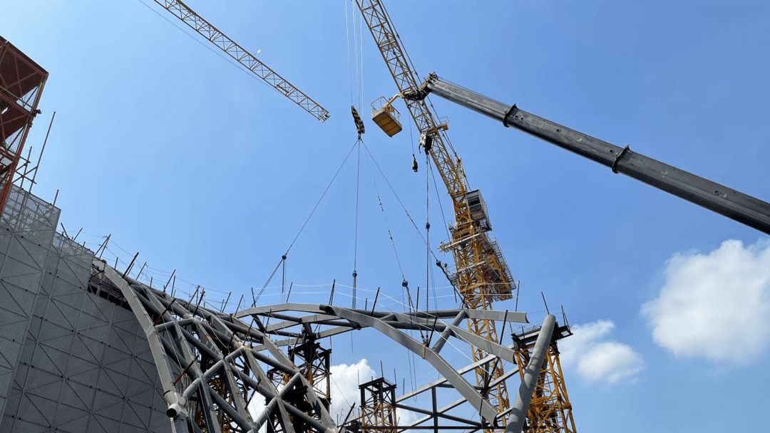 采用桁架,网壳地面拼装高空原位分块安装法,局部嵌补杆件相结合的方法