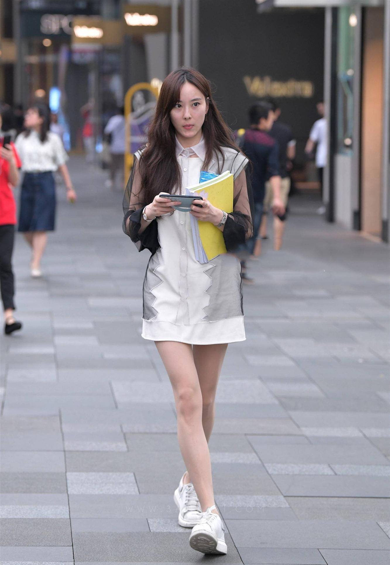 款式新颖的网纱裙,宽松的版型穿搭显瘦又时髦,谁穿都好看