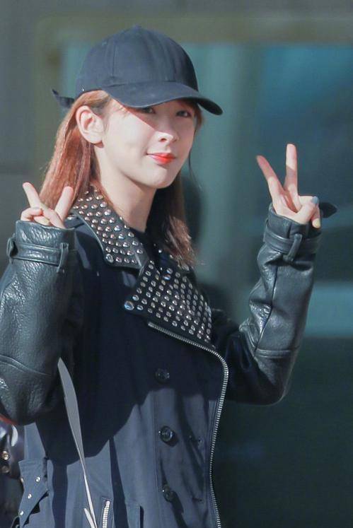 杨紫终于换风格,穿铆钉风衣飒爽干练,稳重时尚不失个性潮范_黑色_造型