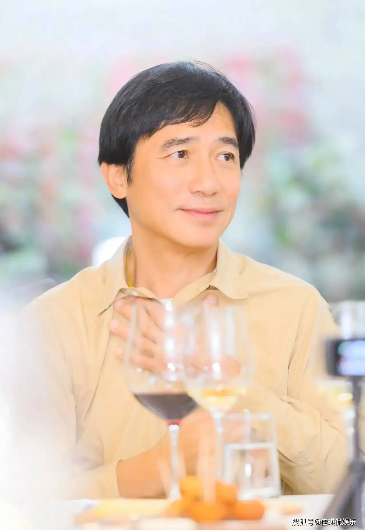 60岁的梁朝伟身穿浅色衬衫,五官精致,笑起来憨憨的,有些害羞_刘嘉玲