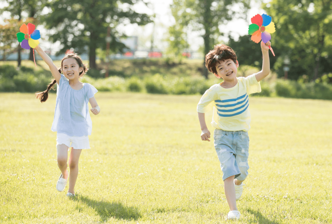 孩子见到生人就躲,4个解决办法,家长不再发愁