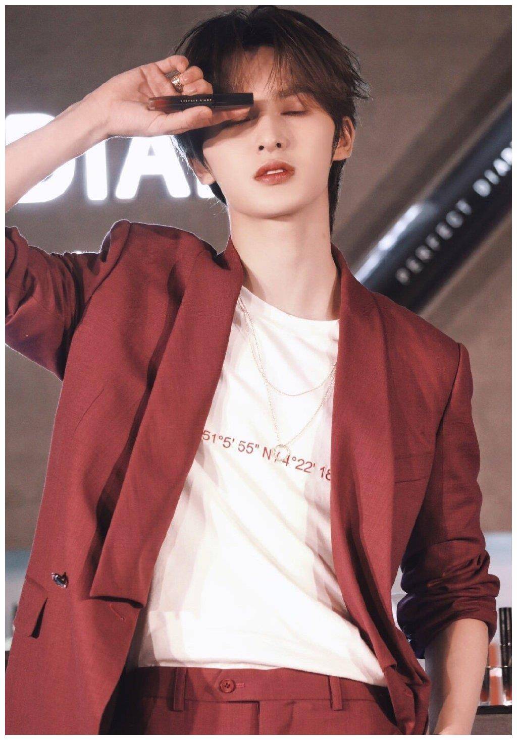 23岁朱正廷和31岁朱一龙,同穿红西装,输了年龄却赢了气质!