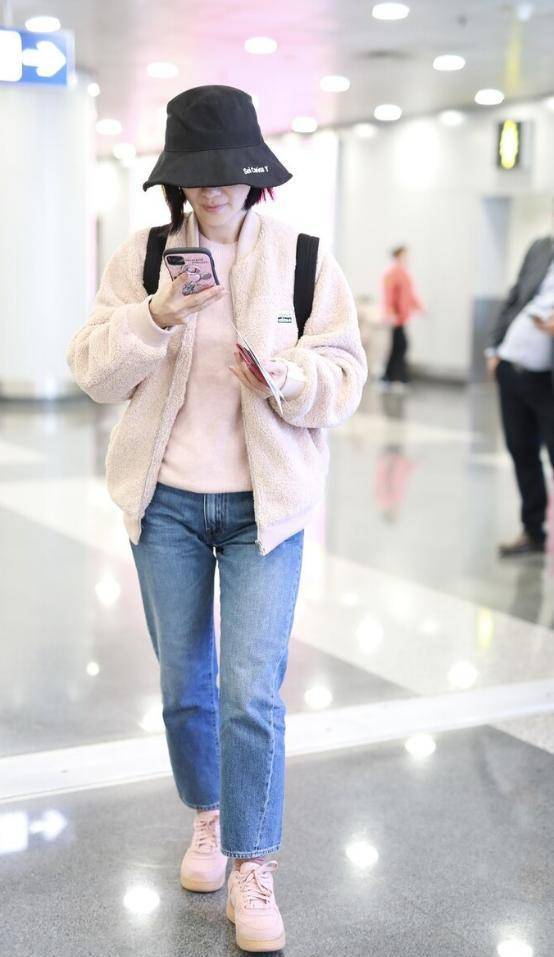 胡可美丽得太好了,穿容易显胖的厚外套,身板看着依旧很纤细_牛仔裤