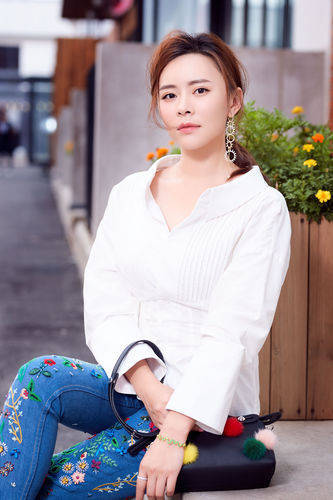 还有 相貌 有表演 ,在《傻根进城 》中扮演 李大根 的朋友 董娇娇