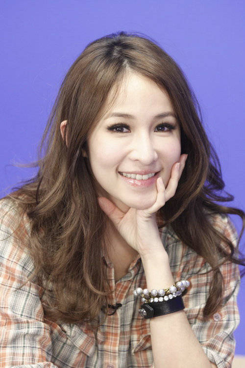 萧亚轩深夜晒素颜照,刻意用手遮挡伤疤,配文悲伤疑似发生情变_网友