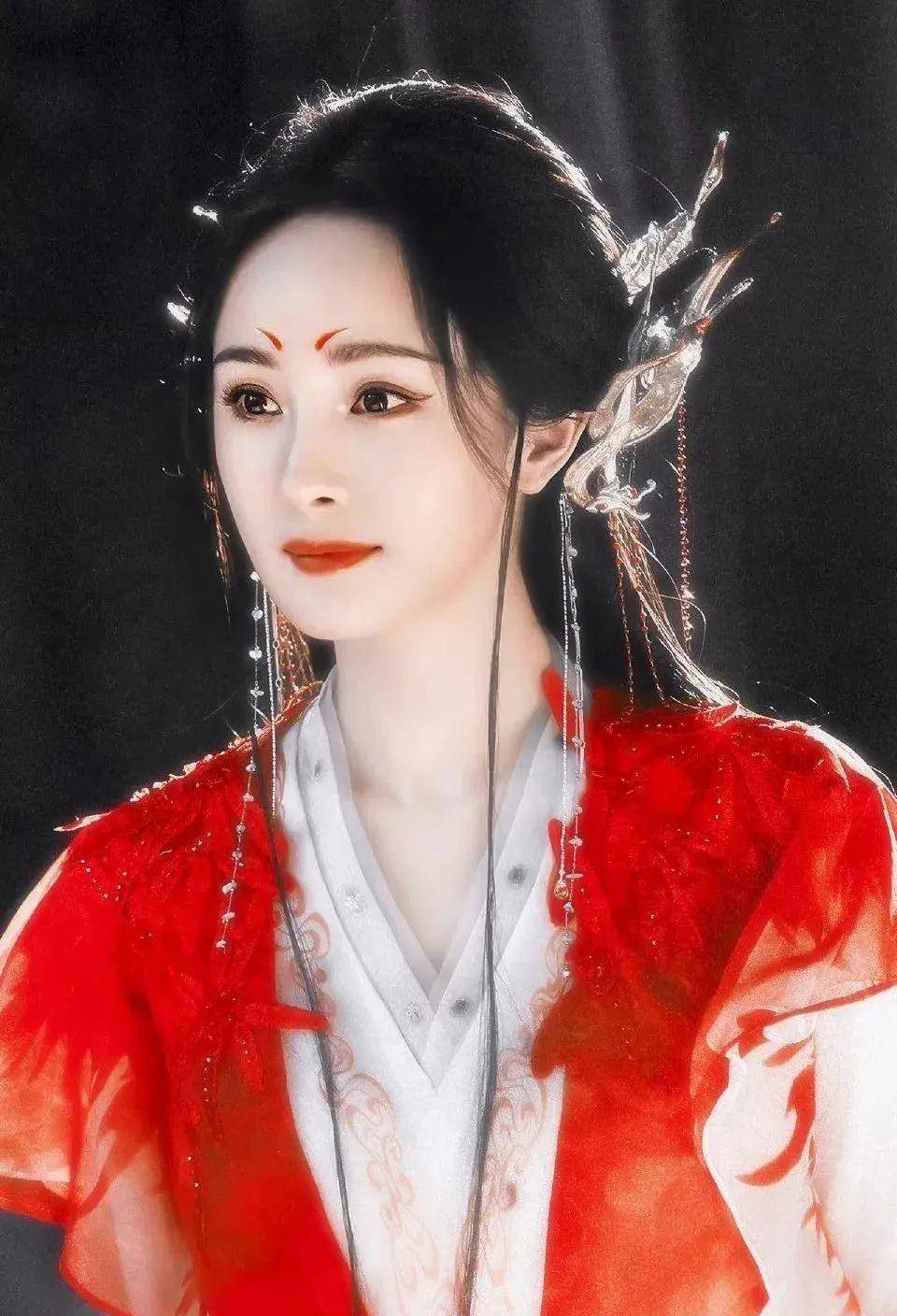 杨幂穿红色古装长裙,美艳迷人的造型,与涂山红红很适配_剧中_形象