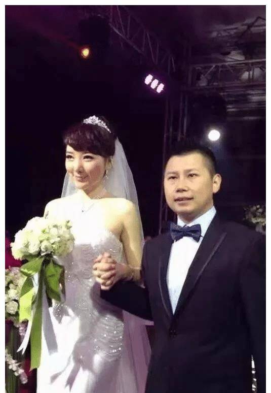 的何云伟和一妙龄女子另筑爱巢,妻子找郭德纲表示_曹云金_弟子_月月