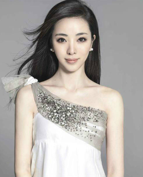 电视主持李思思为奥运会加油,凝脂玉颜,穿着白衬衫显温柔_中国_节目