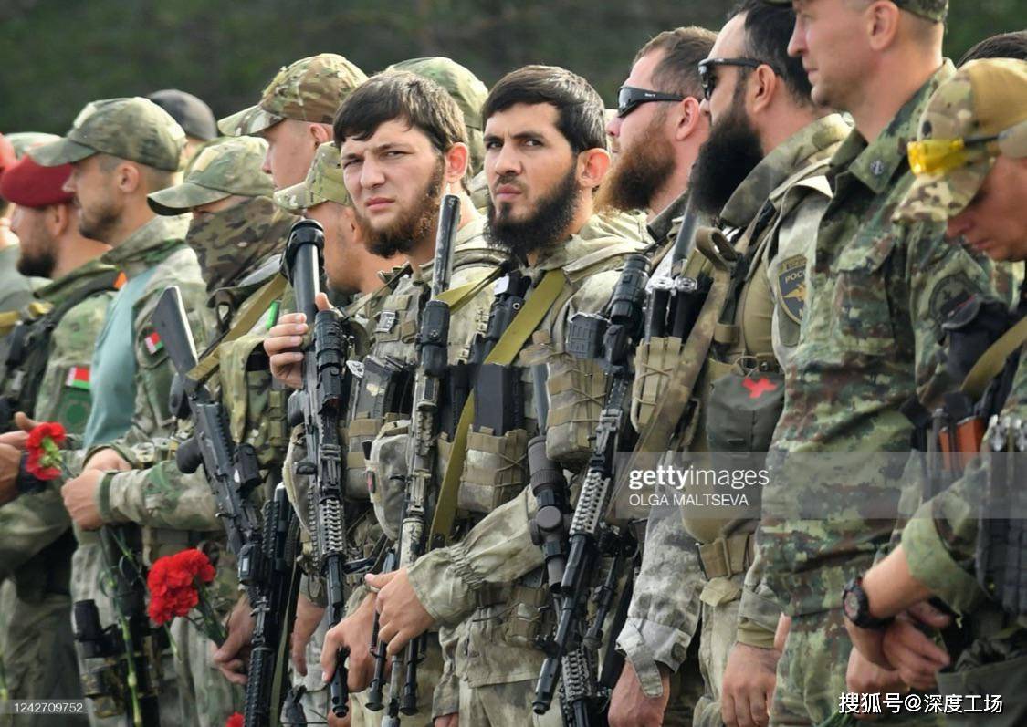 车臣人天生好斗,因此在只有130万人口的车臣,就有7万人报名参军或者