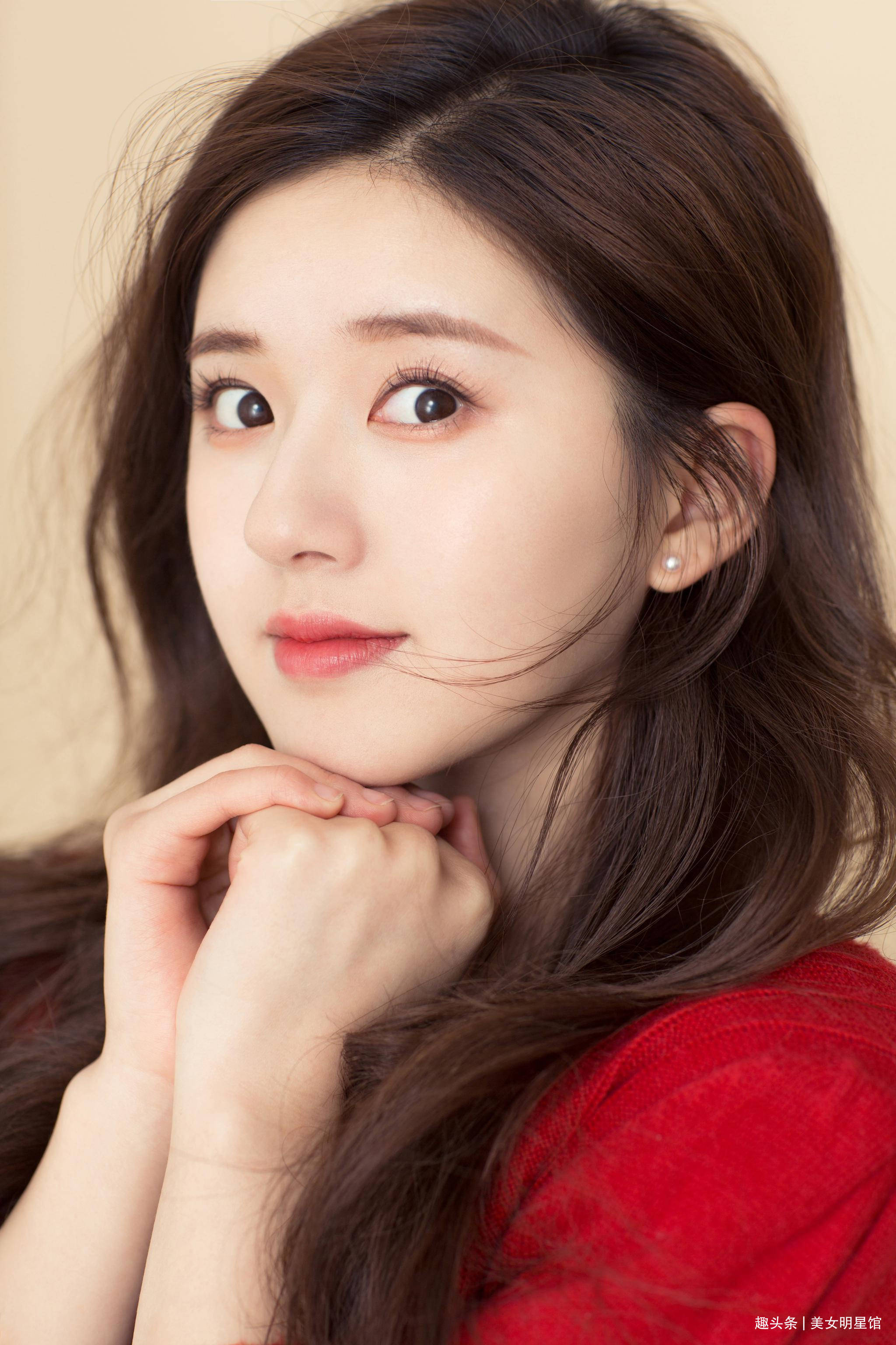 23岁赵露思,容颜美丽身材有料,真是个时尚迷人的小美女啊!