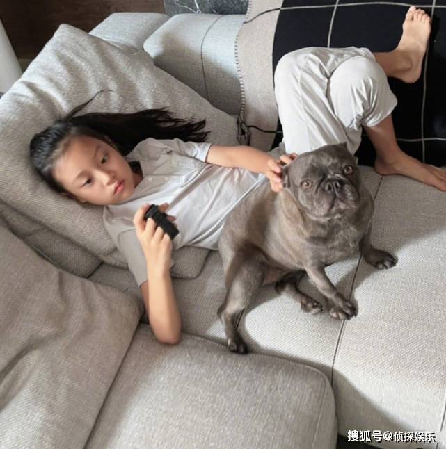 贾乃亮庆甜馨满10岁,李小璐晒亲子写真秀幸福,母女同框像姐妹花_妈妈