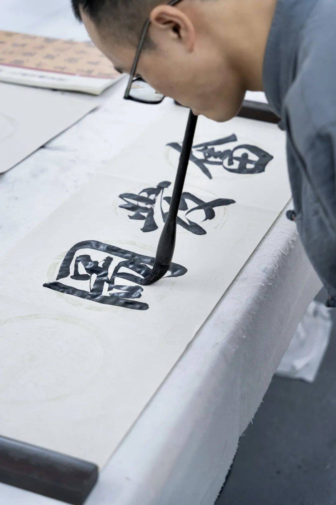 33岁深圳无臂小伙:没有双手,靠一"口"书法养活家人_何子龙_直播_生活